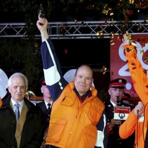 Le prince Albert II de Monaco donne le départ de la 20ème édition de la course caritative "No finish Line" à Monaco le 16 novembre 2019. © Jean-François Ottonello / Nice Matin / Bestimage