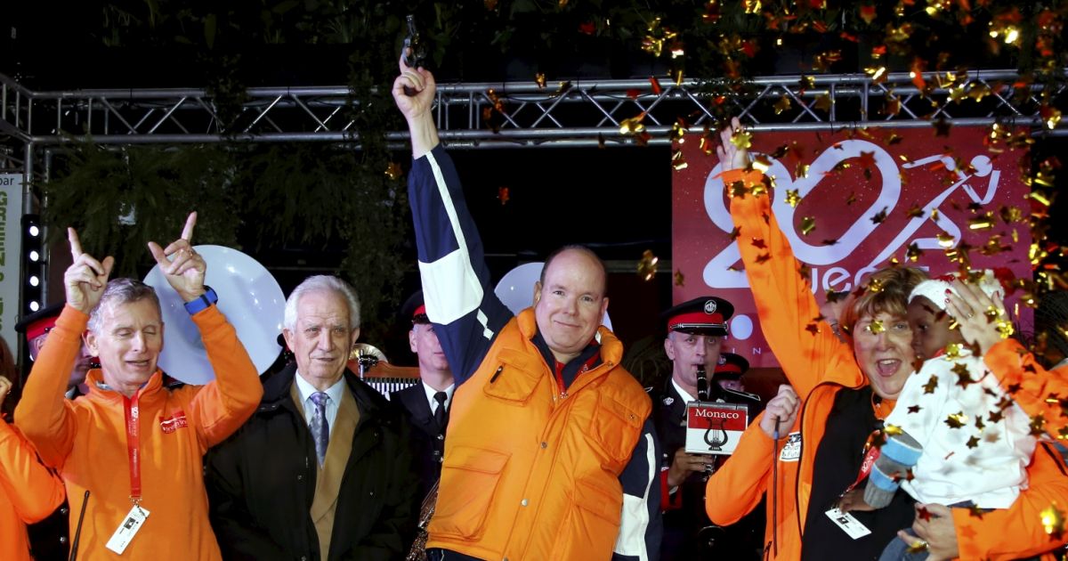 Albert de Monaco armé : cotillons, baskets et veste fluo pour la bonne cause - Pure People