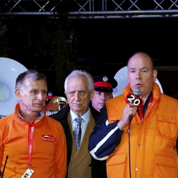 Le prince Albert II de Monaco donne le départ de la 20ème édition de la course caritative "No finish Line" à Monaco le 16 novembre 2019. © Jean-François Ottonello / Nice Matin / Bestimage