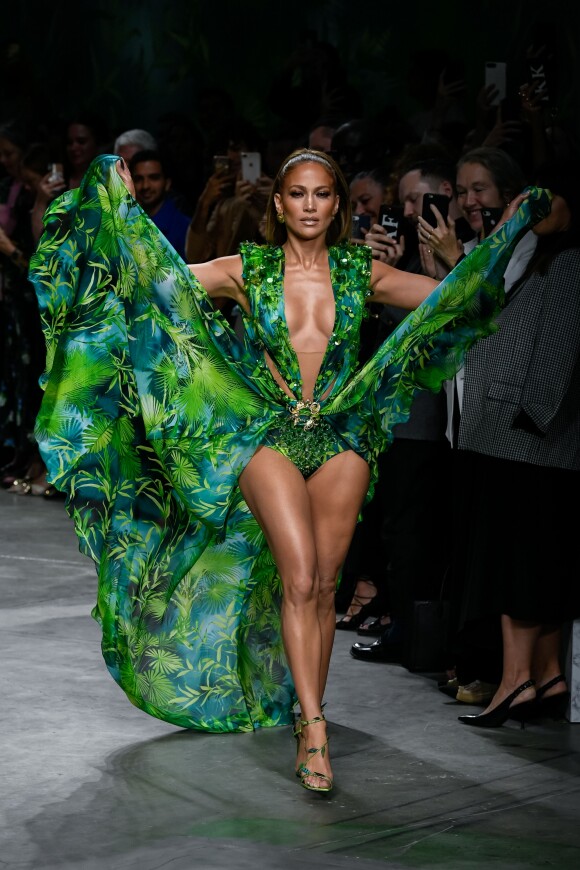 Jennifer Lopez au défilé Versace Collection Prêt-à-Porter Printemps/Eté 2020 lors de la Fashion Week de Milan, le 20 septembre 2019.