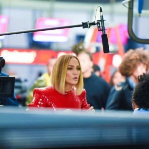 Jennifer Lopez dans une robe rouge à paillettes lors du tournage de "Marry Me" à l'aéroport JFK à New York le 9 novembre 2019.