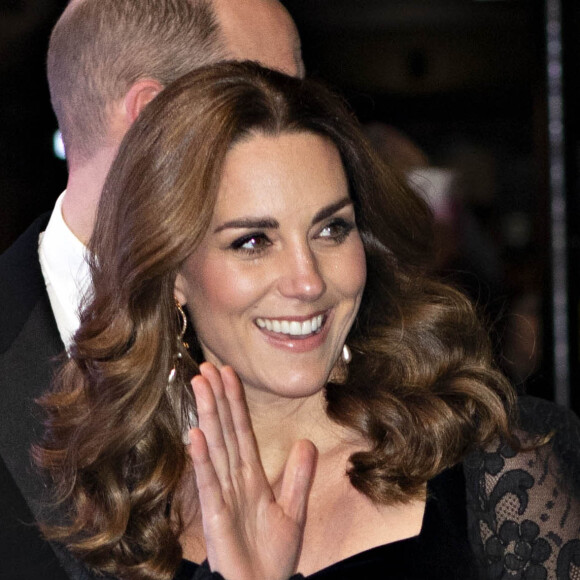 Kate Middleton, duchesse de Cambridge, en robe Alexander McQueen, et le prince William arrivent le 18 novembre 2019 au Palladium Theatre à Londres pour assister à la Royal Variety Performance, gala annuel au profit de la Royal Variety Charity qui soutient les professionnels du divertissement dans le besoin.