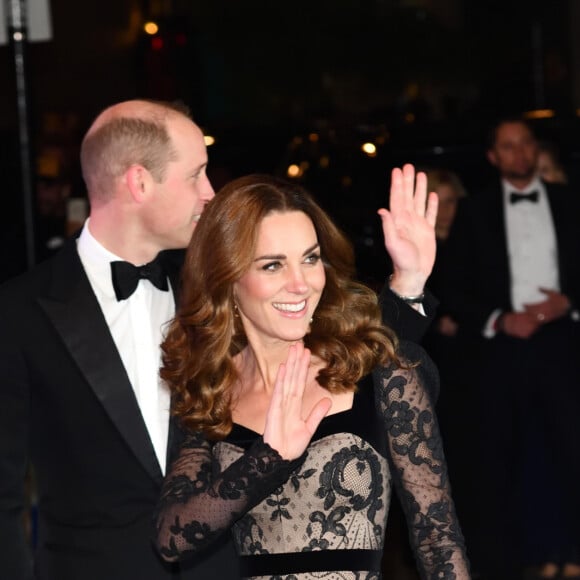 Kate Middleton, duchesse de Cambridge, en robe Alexander McQueen, et le prince William arrivent le 18 novembre 2019 au Palladium Theatre à Londres pour assister à la Royal Variety Performance, gala annuel au profit de la Royal Variety Charity qui soutient les professionnels du divertissement dans le besoin.