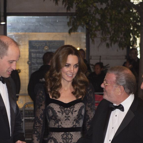 Kate Middleton, duchesse de Cambridge, en robe Alexander McQueen, et le prince William arrivent le 18 novembre 2019 au Palladium Theatre à Londres pour assister à la Royal Variety Performance, gala annuel au profit de la Royal Variety Charity qui soutient les professionnels du divertissement dans le besoin.
