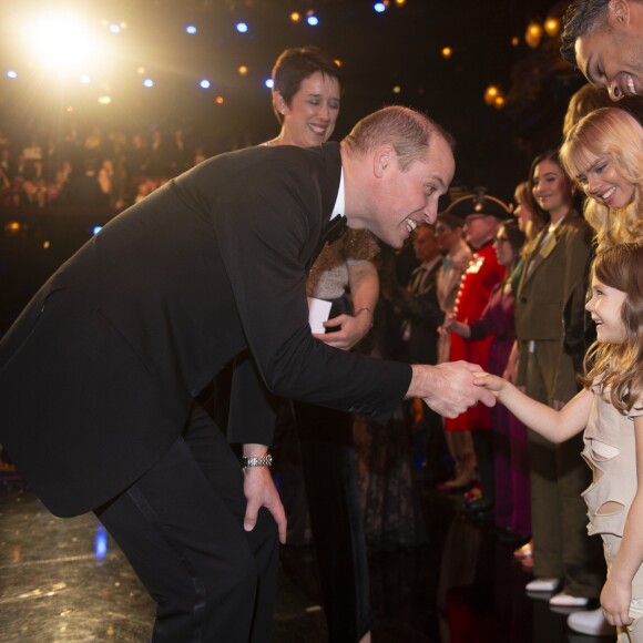 Le prince William saluant les artistes le 18 novembre 2019 au Palladium Theatre à Londres lors de la Royal Variety Performance, gala annuel au profit de la Royal Variety Charity qui soutient les professionnels du divertissement dans le besoin.