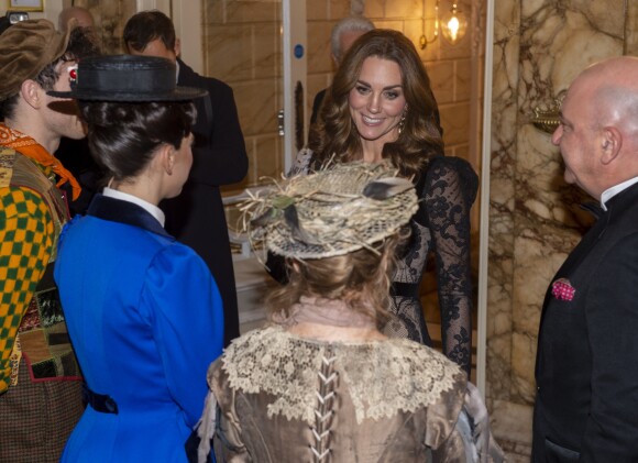 Kate Middleton, duchesse de Cambridge salue la troupe du spectacle Mary Poppins le 18 novembre 2019 au Palladium Theatre à Londres à la Royal Variety Performance, gala annuel au profit de la Royal Variety Charity qui soutient les professionnels du divertissement dans le besoin.