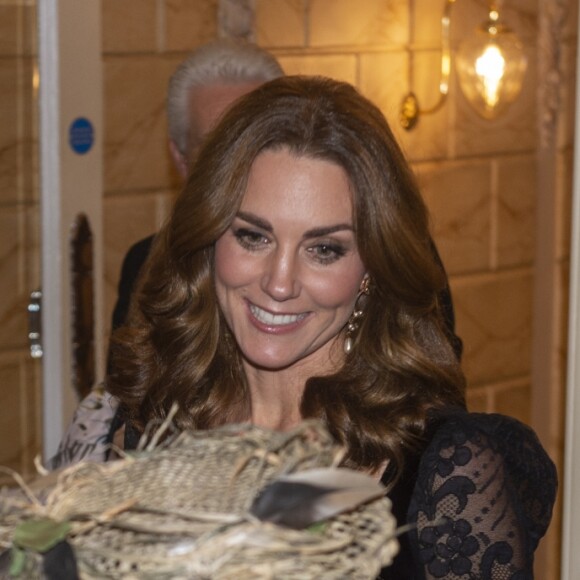 Kate Middleton, duchesse de Cambridge salue la troupe du spectacle Mary Poppins le 18 novembre 2019 au Palladium Theatre à Londres à la Royal Variety Performance, gala annuel au profit de la Royal Variety Charity qui soutient les professionnels du divertissement dans le besoin.