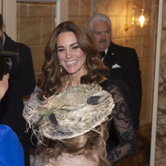 Kate Middleton, duchesse de Cambridge salue la troupe du spectacle Mary Poppins le 18 novembre 2019 au Palladium Theatre à Londres à la Royal Variety Performance, gala annuel au profit de la Royal Variety Charity qui soutient les professionnels du divertissement dans le besoin.