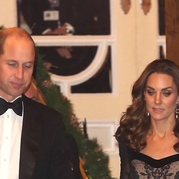 Kate Middleton, duchesse de Cambridge, en robe Alexander McQueen, et le prince William repartent le 18 novembre 2019 du Palladium Theatre à Londres après la Royal Variety Performance, gala annuel au profit de la Royal Variety Charity qui soutient les professionnels du divertissement dans le besoin.