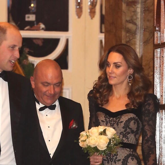 Kate Middleton, duchesse de Cambridge, en robe Alexander McQueen, et le prince William repartent le 18 novembre 2019 du Palladium Theatre à Londres après la Royal Variety Performance, gala annuel au profit de la Royal Variety Charity qui soutient les professionnels du divertissement dans le besoin.