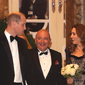 Kate Middleton, duchesse de Cambridge, en robe Alexander McQueen, et le prince William repartent le 18 novembre 2019 du Palladium Theatre à Londres après la Royal Variety Performance, gala annuel au profit de la Royal Variety Charity qui soutient les professionnels du divertissement dans le besoin.