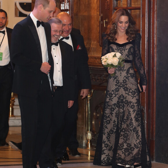 Kate Middleton, duchesse de Cambridge, en robe Alexander McQueen, et le prince William repartent le 18 novembre 2019 du Palladium Theatre à Londres après la Royal Variety Performance, gala annuel au profit de la Royal Variety Charity qui soutient les professionnels du divertissement dans le besoin.