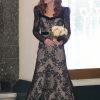 Kate Middleton, duchesse de Cambridge, en robe Alexander McQueen, repart le 18 novembre 2019 du Palladium Theatre à Londres après la Royal Variety Performance, gala annuel au profit de la Royal Variety Charity qui soutient les professionnels du divertissement dans le besoin.