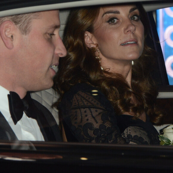 Kate Middleton, duchesse de Cambridge, en robe Alexander McQueen, et le prince William repartent le 18 novembre 2019 du Palladium Theatre à Londres après la Royal Variety Performance, gala annuel au profit de la Royal Variety Charity qui soutient les professionnels du divertissement dans le besoin.