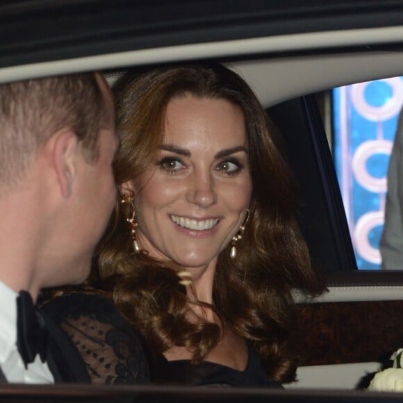 Kate Middleton, duchesse de Cambridge, en robe Alexander McQueen, et le prince William repartent le 18 novembre 2019 du Palladium Theatre à Londres après la Royal Variety Performance, gala annuel au profit de la Royal Variety Charity qui soutient les professionnels du divertissement dans le besoin.