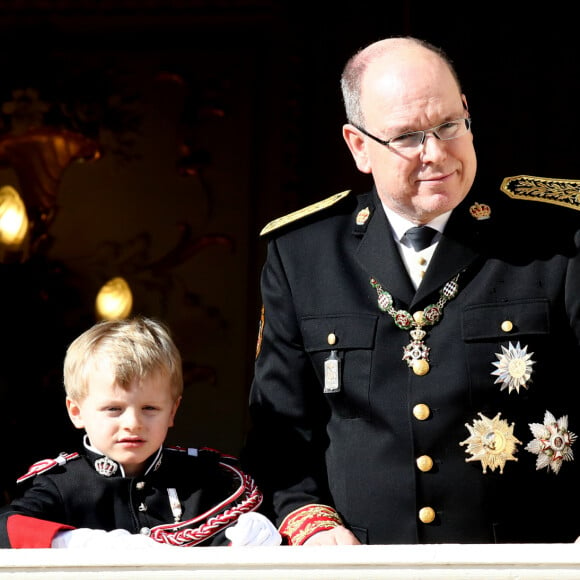 Le prince Albert II de Monaco et son fils le prince Jacques - La famille princière de Monaco au balcon du palais lors de la Fête nationale monégasque à Monaco. Le 19 novembre 2019 © Dominique Jacovides / Bestimage