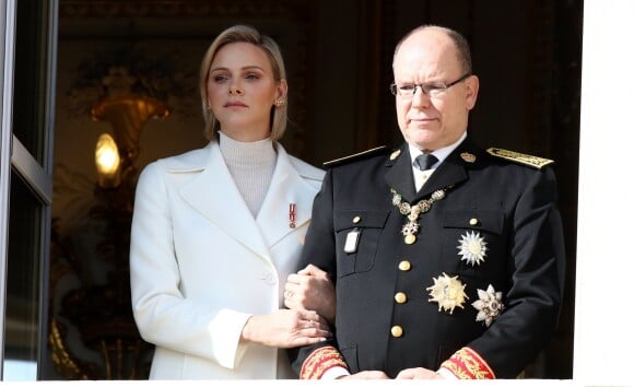 La princesse Charlene et le prince Albert II de Monaco - La famille princière de Monaco au balcon du palais lors de la Fête nationale monégasque à Monaco. Le 19 novembre 2019 © Dominique Jacovides / Bestimage