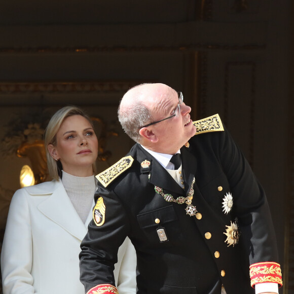 La princesse Charlene et le prince Albert II de Monaco - La famille princière de Monaco au balcon du palais lors de la Fête nationale monégasque à Monaco. Le 19 novembre 2019 © Dominique Jacovides / Bestimage