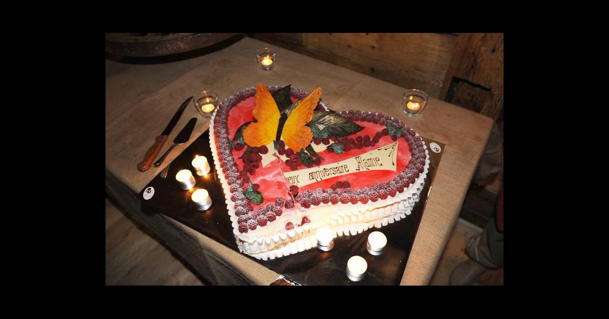 Le Gateau D Anniversaire D Eliette La Grand Mere De Laeticia Lors De La Soiree Suivant Le Bapteme De Joy A Gstaad Le 5 Juillet 09 Purepeople Le Gateau D Anniversaire D Eliette La Grand Mere De Laeticia Lors De La Soiree Suivant Le Bapteme De Joy A Gstaad Le 5 Juillet 09 Purepeople