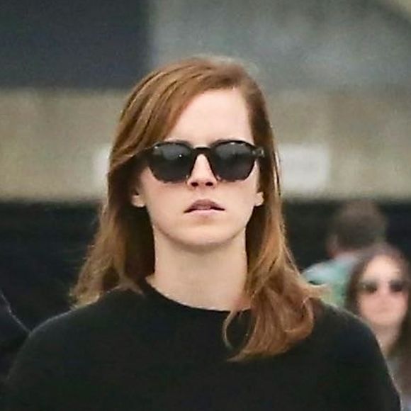 Exclusif - Emma Watson a été aperçue avec un mystérieux inconnu en train de se promener sur Abbot Kinney Boulevard à Los Angeles, le 12 juin 2019.