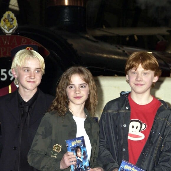Robbie Coltrane, Rupert Grint, Emma Watson et Tom Felton - Lancement du DVD du film "Harry Potter à l'école des sorciers". Londres. Le 9 mai 2002.