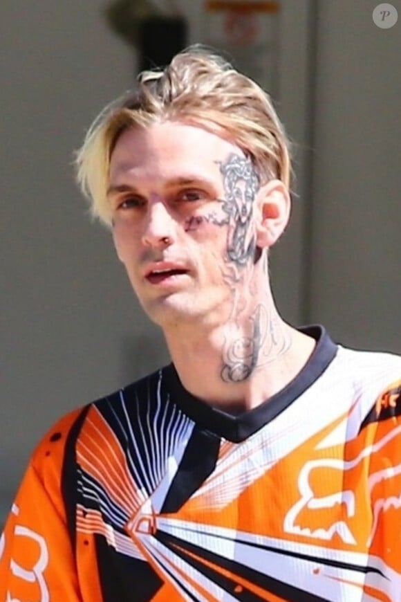 Aaron Carter s'est fait tatouer le visage de Rihanna sur le visage à Los Angeles. Le tatouage représente la couverture d'un magazine vintage où Rihanna pose avec des serpents! Le 29 septembre 2019