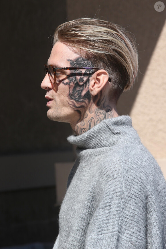 Aaron Carter s'est fait tatouer le visage de Rihanna sur le visage à Los Angeles. Le tatouage représente la couverture d'un magazine vintage où Rihanna pose avec des serpents! Le 29 septembre 2019