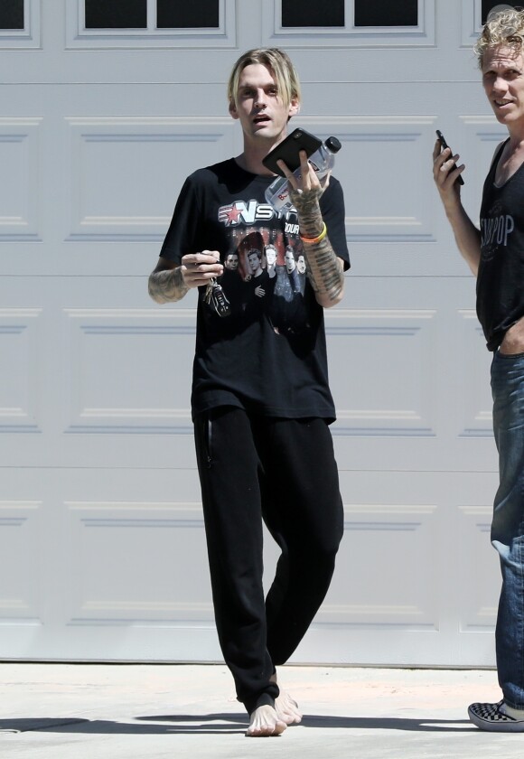Aaron Carter, condamné à un ordre de restriction vis à vis de la famille de son frère Nick Carter (membre du groupe Backstreet Boys) , pieds nus dans la rue avec un ami à Los Angeles, le 17 septembre 2019.