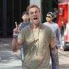 Le chanteur Aaron Carter se promène avec son chien à Beverly Hills le 12 Mars 2016. Singer Aaron Carter was spotted taking his dog for walk in Beverly Hills, California on March 12, 2016.