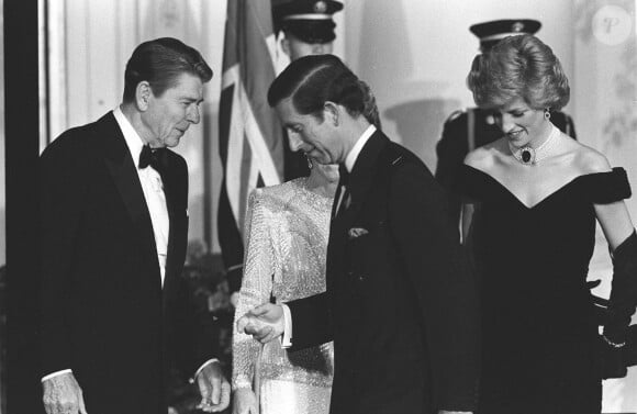 Diana, le prince Charles, Ronald et Nancy Reagan lors d'un dîner d'Etat à la Maison-Blanche en 1985.