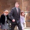 Le prince Andrew, duc d'York, et ses filles la princesse Eugenie et la princesse Beatrice à la sortie de la messe de Pâques à Windsor le 4 avril 1999.