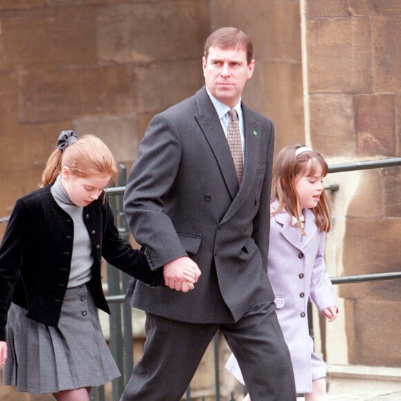 Le prince Andrew, duc d'York, et ses filles la princesse Eugenie et la princesse Beatrice à la sortie de la messe de Pâques à Windsor le 4 avril 1999.