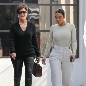 Exclusif - Kris Jenner est allée rendre visite à sa mère M. Jo Campbell avec sa fille Kim Kardashian à son domicile du quartier de Calabasas à Los Angeles, le 19 novembre 2019.