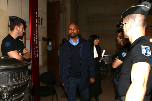 Le rappeur Rohff quitte le tribunal après l'annonce du verdict : 5 ans de prison pour violences dans une boutique de son rival Booba. Le 27 octobre 2017.