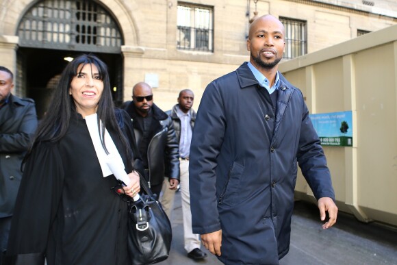 Le rappeur Rohff quitte le tribunal après l'annonce du verdict : 5 ans de prison pour violences dans une boutique de son rival Booba. Le 27 octobre 2017.