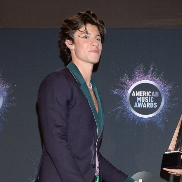 Shawn Mendes et sa compagne Camila Cabello à la press room de la 47e soirée annuelle des American Music Awards au théâtre Microsoft à Los Angeles, le 24 novembre 2019.