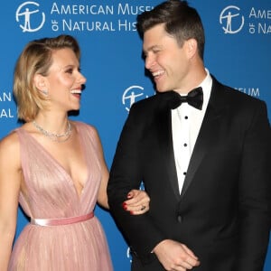 Scarlett Johansson et son compagnon Colin Jost au photocall de la soirée "2018 American Museum of Natural History Gala" à New York, le 15 novembre 2018.