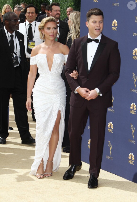 Scarlett Johansson et son compagnon Colin Jost au 70e Primetime Emmy Awards au théâtre Microsoft à Los Angeles, le 17 septembre 2018.