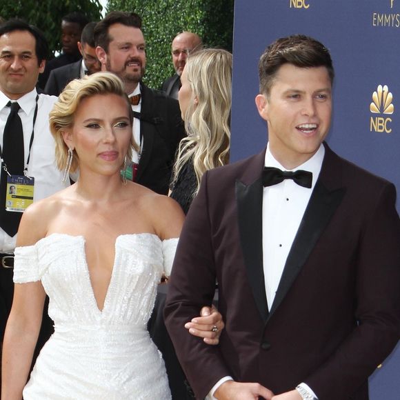 Scarlett Johansson et son compagnon Colin Jost au 70e Primetime Emmy Awards au théâtre Microsoft à Los Angeles, le 17 septembre 2018.
