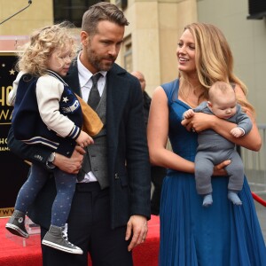 Ryan Reynolds avec sa femme Blake Lively et leurs deux filles. L'acteur a reçu son étoile sur le Walk of Fame à Hollywood, le 15 décembre 2016.