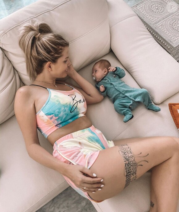 Jessica Thivenin regarde tendrement son fils Maylone, photo Instagram, le 19 novembre 2019
