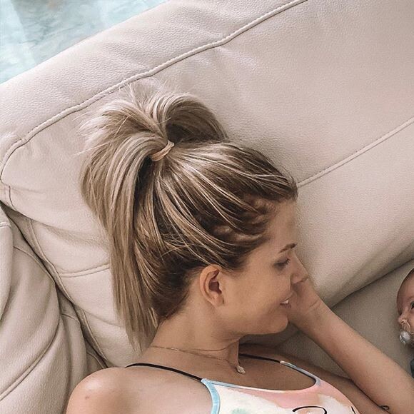 Jessica Thivenin regarde tendrement son fils Maylone, photo Instagram, le 19 novembre 2019