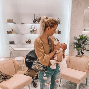 Jessica Thivenin donne à manger à son fils dans un magasin, le 6 novembre 2019, sur Instagram