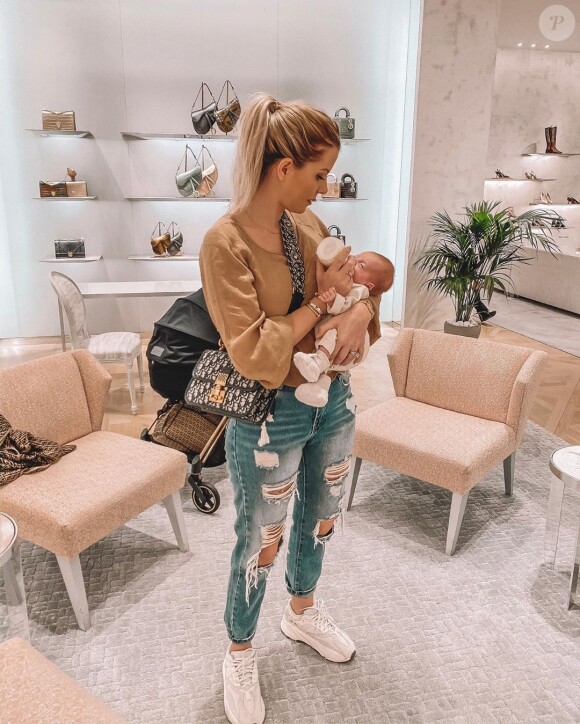 Jessica Thivenin donne à manger à son fils dans un magasin, le 6 novembre 2019, sur Instagram