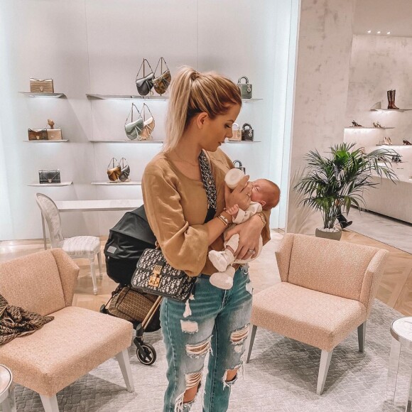 Jessica Thivenin donne à manger à son fils dans un magasin, le 6 novembre 2019, sur Instagram