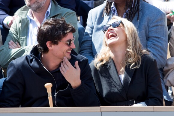 Virginie Efira et Niels Schneider en couple à Roland-Garros le 8 juin 2019. ©Jacovides/Moreau/Bestimage