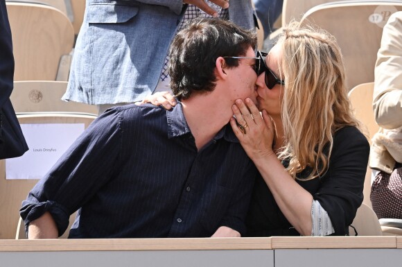 Virginie Efira et Niels Schneider, très amoureux, à Roland-Garros le 8 juin 2019.