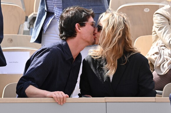 Virginie Efira et Niels Schneider, très amoureux, à Roland-Garros le 8 juin 2019.