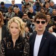 Virginie Efira et son compagnon Niels Schneider au photocall de "Sybil" lors du 72ème Festival International du Film de Cannes, le 25 mai 2019. © Dominique Jacovides/Bestimage