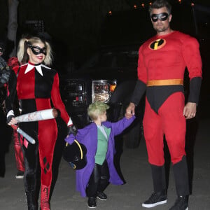 Fergie, Josh Duhamel et son fils Axl Jack sont déguisés pour Halloween dans les rues de Brentwood, le 31 octobre 2016.